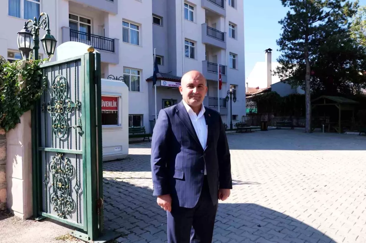 AK Parti İl Başkanı’ndan Kız Öğrenci Misafirhanesi Eleştirisi