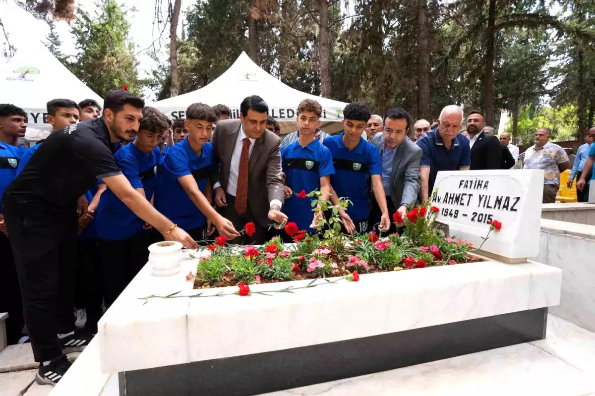 Avukat Ahmet Yılmaz mezarı başında anıldı