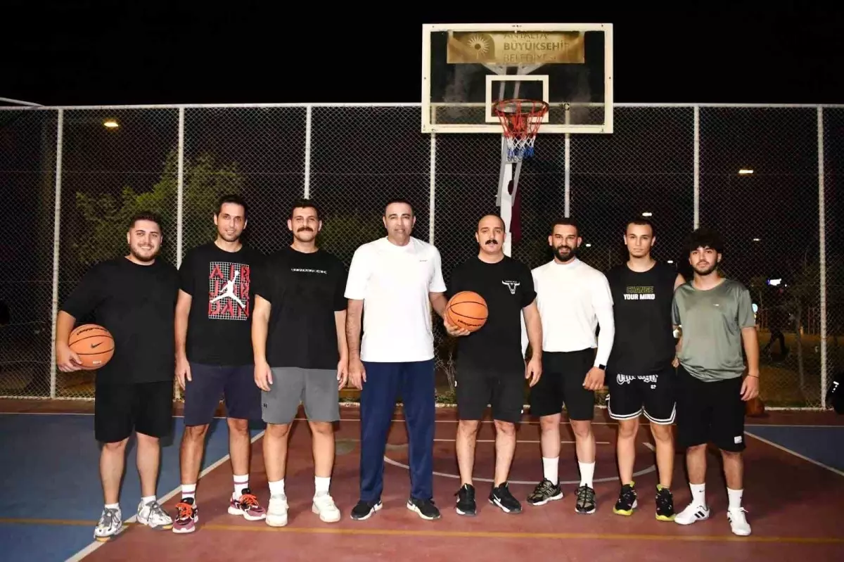 Başkan Kotan ve Milletvekili Kaya, Gençlerle Basketbol Oynadı