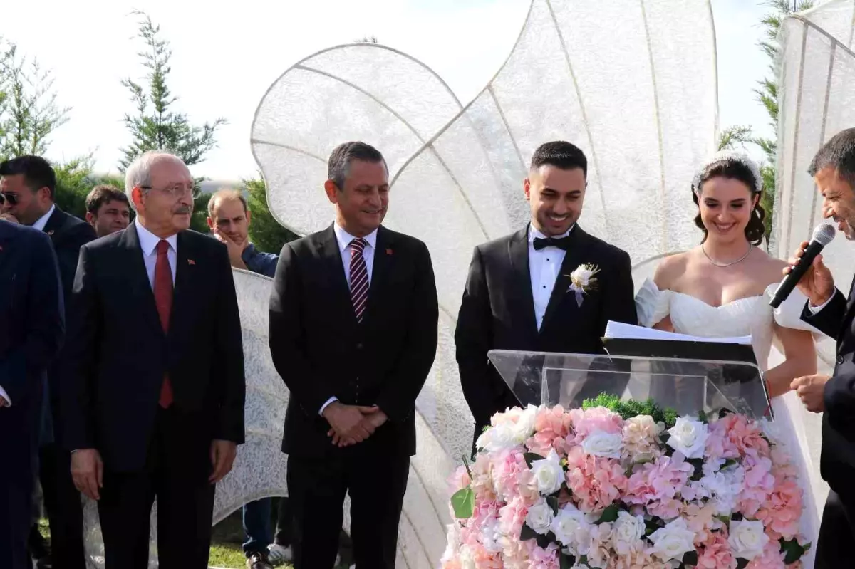 CHP Liderleri Nikah Şahidliği Yaptı