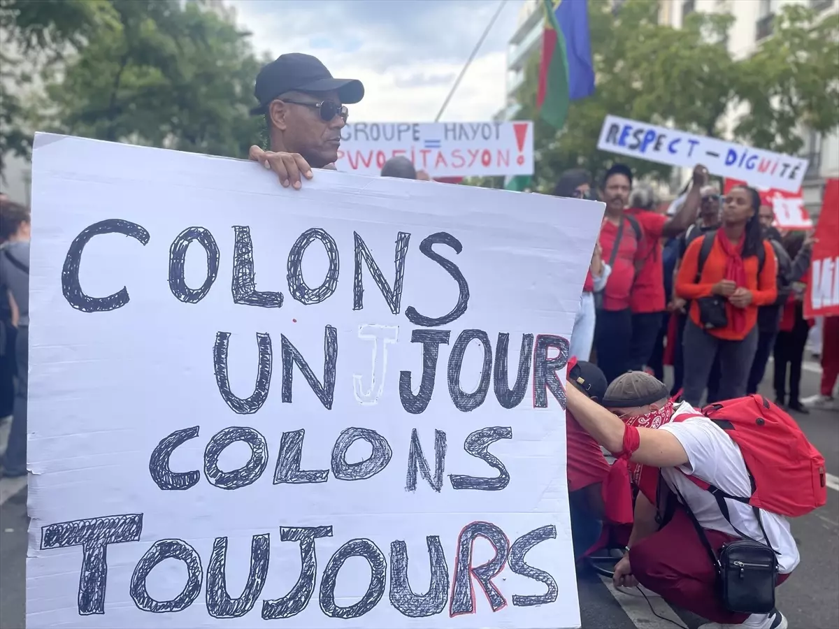 Macron’a Protesto: Görevden Alınması İsteniyor