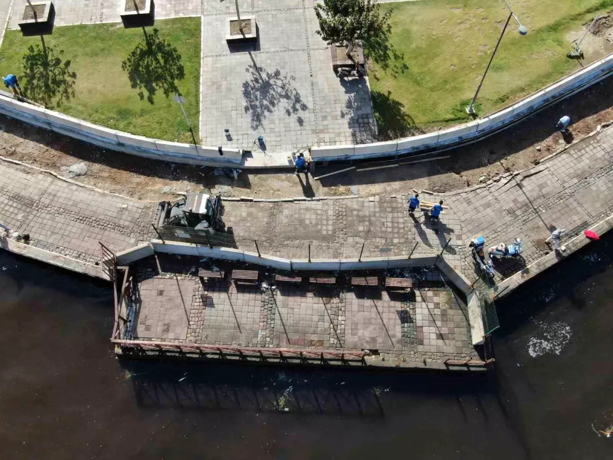 İzmir Kordon’da Su Taşkınlarına Karşı Beton Bariyerler Kuruluyor