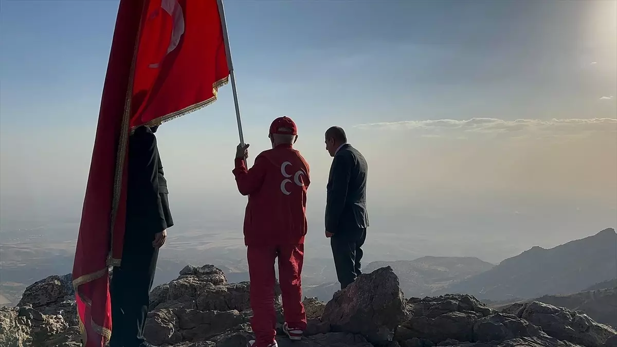 Trabzonlu “Bayrak Dede” lakaplı Virdiloğlu, Silopi’de Şehitler Anıtı’nı ziyaret etti