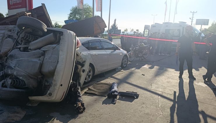 Kontrolden çıkan otomobil benzin istasyonundaki çocukların arasına daldı