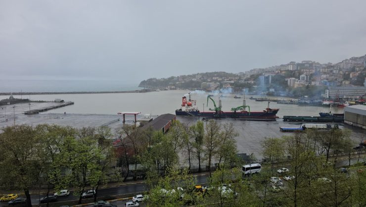 Zonguldak Limanı’nda Renk Değişimi: Çamur Denizi Sarıya Boyadı