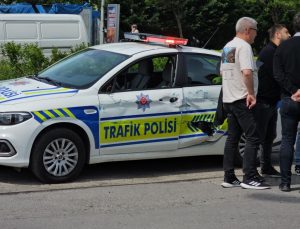 Zonguldak’ta korkutan kaza, geri manevra yapan tren polis otosuna çarptı