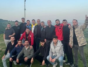 Zonguldak’ta köy gençleri zirveye Türk bayrağı dikti