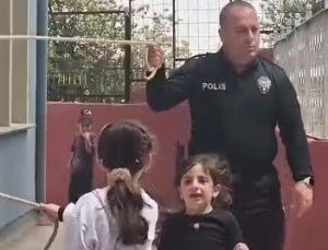 Zonguldak’ta okulda görevlendirilen polis memurunun öğrencilerle ip atlaması ilgi çekti
