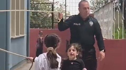 Zonguldak’ta okulda görevlendirilen polis memurunun öğrencilerle ip atlaması ilgi çekti