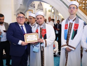 Rektör Özölçer, Hafızlık İcazet Merasimi’nde Genç Hafızların Sevincine Ortak Oldu