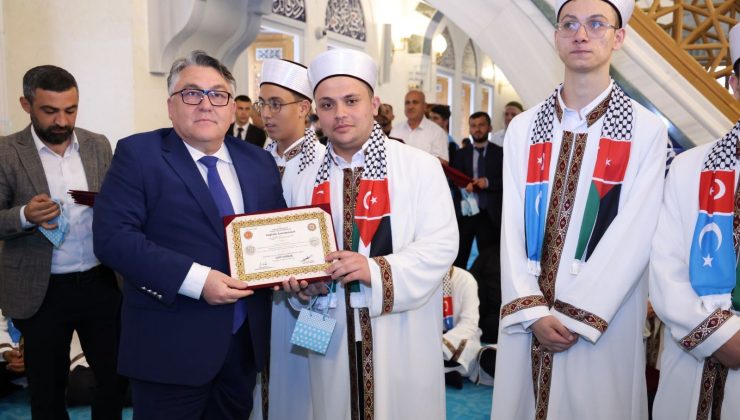 Rektör Özölçer, Hafızlık İcazet Merasimi’nde Genç Hafızların Sevincine Ortak Oldu