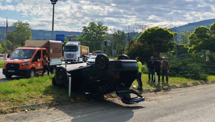 Çaycuma’da çarpışan otomobillerden biri takla attı