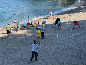Kapuz Plajı’nda Örnek Mesai: Ekipler İzmarit ve Çöpleri Tek Tek Topladı