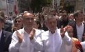 Valilik önünden geçerken Özgür Özel’in sorusu, CHP İl Başkanı Dural’a geçen yılki balkon çıkışını hatırlattı