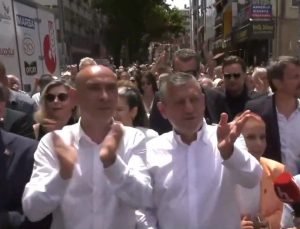 Valilik önünden geçerken Özgür Özel’in sorusu, CHP İl Başkanı Dural’a geçen yılki balkon çıkışını hatırlattı
