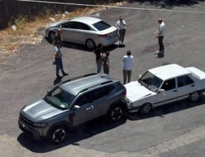 Araç taşıyıcı tırdan indirilen otomobil park halindeki araca çarptı