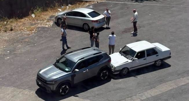 Araç taşıyıcı tırdan indirilen otomobil park halindeki araca çarptı