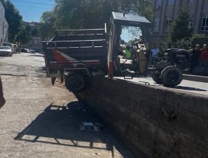 Park halindeki iki araç kaza yaptı: Pat Pat iş yerine düştü