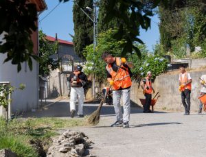 Zonguldak Belediyesi Tepebaşı Mahallesi Rüzgarlı Caddesi’nde temizlik çalışması yürüttü
