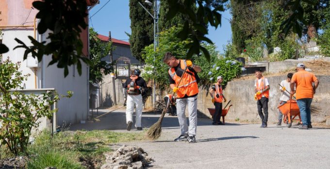Zonguldak Belediyesi Tepebaşı Mahallesi Rüzgarlı Caddesi’nde temizlik çalışması yürüttü
