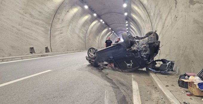 Uzunkum Tüneli’nde takla atan otomobilde iki kişi yaralandı