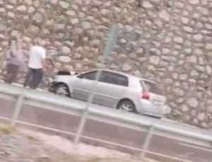 Gökgöl’de bariyere ve duvara savrulan otomobildeki yolcu hastanelik oldu
