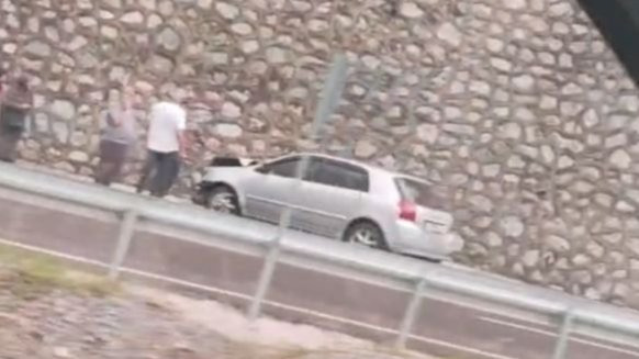 Gökgöl’de bariyere ve duvara savrulan otomobildeki yolcu hastanelik oldu