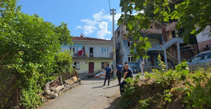 Ereğli’de çatıya çıkarak intihar girişiminde bulundu: 45 dakikalık ikna çabası sonuç verdi