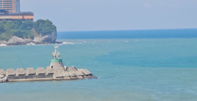 Sağanak sonrası deniz kahverengiye büründü