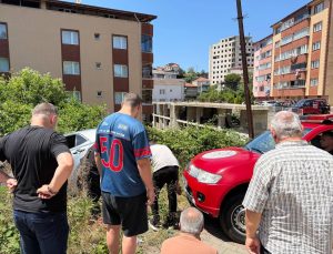 Kozlu’da kontrolden çıkan otomobil dikenlik alana savruldu