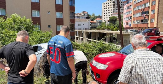Kozlu’da kontrolden çıkan otomobil dikenlik alana savruldu