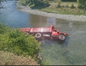 Devrek’te trafik kazası; itfaiye ekipleri sürücüyü zamanında kurtardı