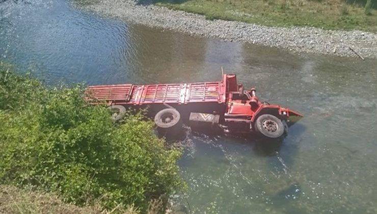 Devrek’te trafik kazası; itfaiye ekipleri sürücüyü zamanında kurtardı