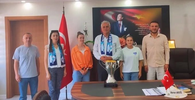 Ereğli Lisesi Kadın Futbol Takımından İlçe Milli Eğitim Müdürlüğü’ne ziyaret