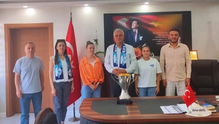 Ereğli Lisesi Kadın Futbol Takımından İlçe Milli Eğitim Müdürlüğü’ne ziyaret