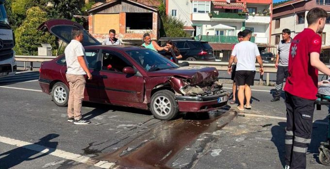 Kamyona arkadan çarpan otomobilde 2 kişi yaralandı