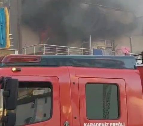 Elektrikli fırından çıkan yangın evi küle çevirdi