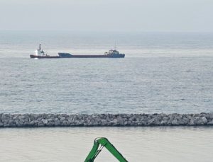 Karadeniz’de saldırıya uğrayan kargo gemisi Zonguldak açıklarına getirildi