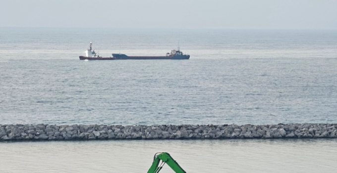 Karadeniz’de saldırıya uğrayan kargo gemisi Zonguldak açıklarına getirildi