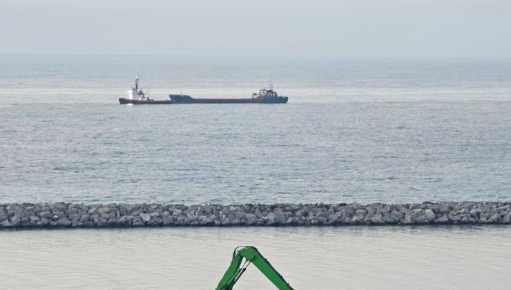 Karadeniz’de saldırıya uğrayan kargo gemisi Zonguldak açıklarına getirildi