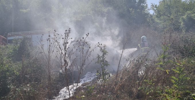 Jandarma ekipleri alev alan araçtan sürücüyü kurtardı