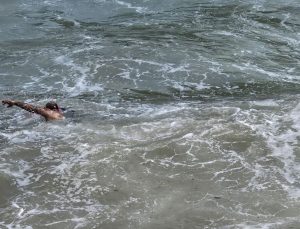 Dev dalgaların arasında kalan 7 kişi ölümden döndü