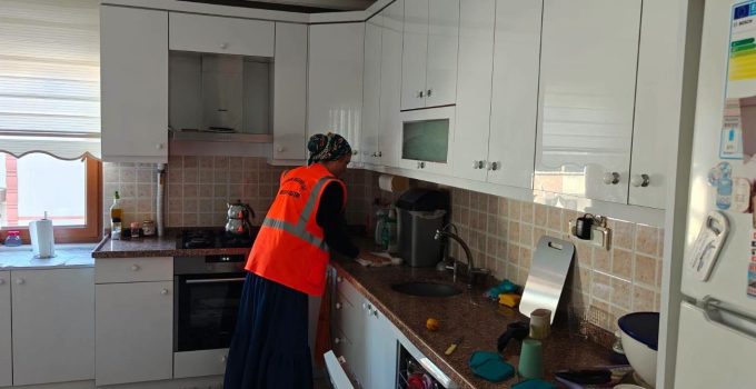 Devrek belediyesinin evde temizlik hizmeti sürüyor