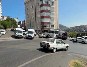 Zonguldak’ta halk otobüsü ile otomobil çarpıştı: 7 yaralı
