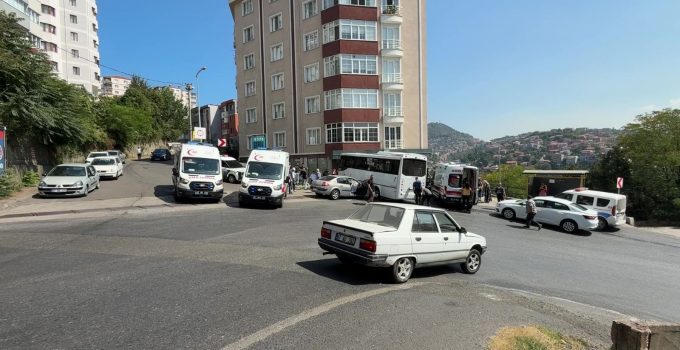 Zonguldak’ta halk otobüsü ile otomobil çarpıştı: 7 yaralı