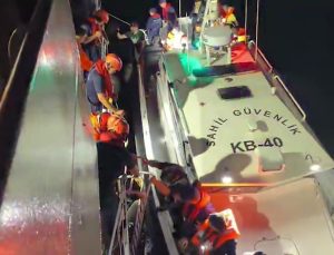 Kastamonu açıklarında batan ticari geminin 13 mürettebatı kurtarıldı