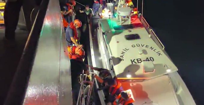 Kastamonu açıklarında batan ticari geminin 13 mürettebatı kurtarıldı