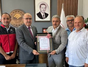 Zonguldak Arı Yetiştiricileri Birliği, kestane balı tescil belgesini il müdürüne takdim etti