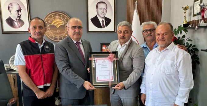 Zonguldak Arı Yetiştiricileri Birliği, kestane balı tescil belgesini il müdürüne takdim etti