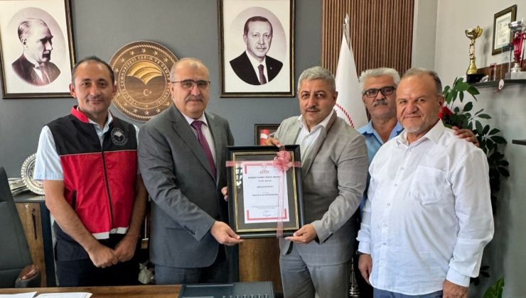 Zonguldak Arı Yetiştiricileri Birliği, kestane balı tescil belgesini il müdürüne takdim etti